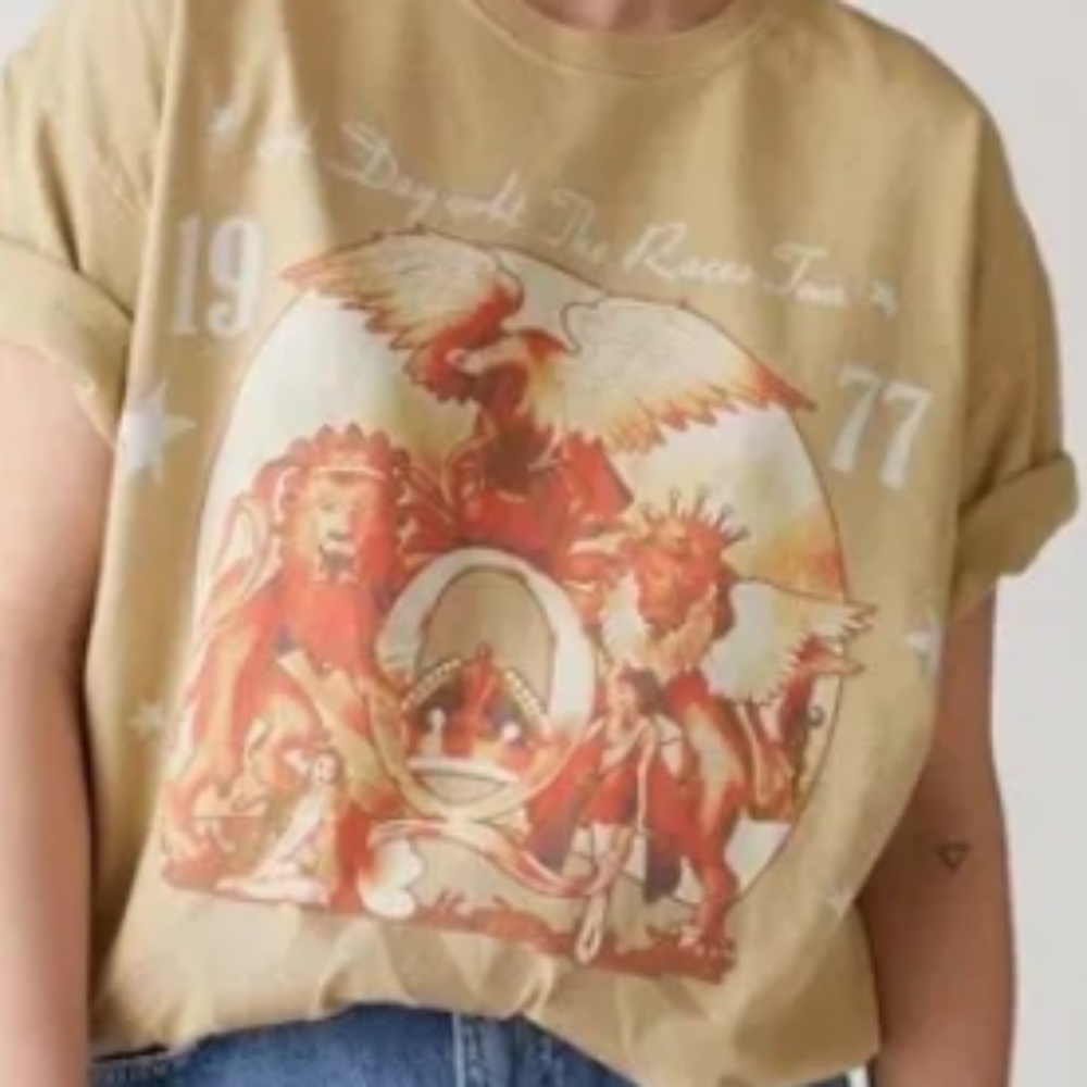 NEW! Rare Queen a day at the races tee